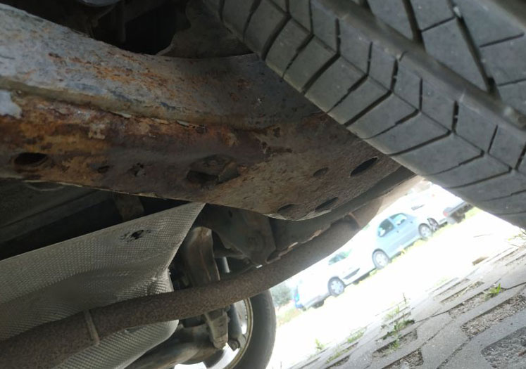 Why do control arms in Nissan Qashqai I rust?